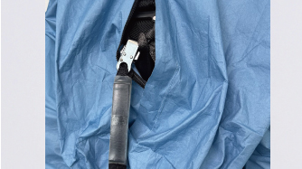 ランヤード出し入れ用上下開閉式ファスナー